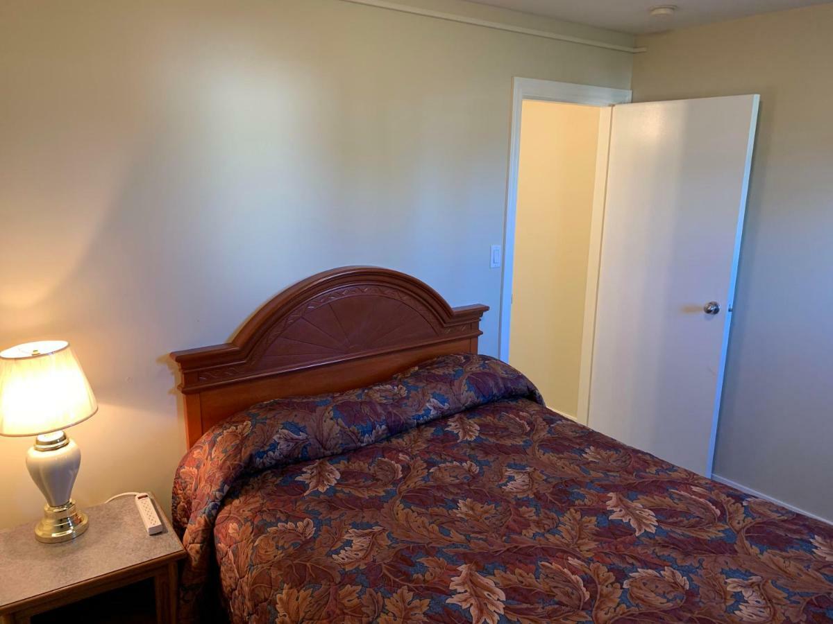 Red Deer Inn & Suites Exterior foto