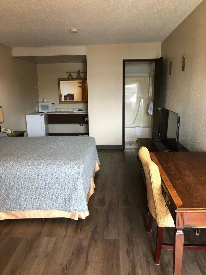 Red Deer Inn & Suites Exterior foto